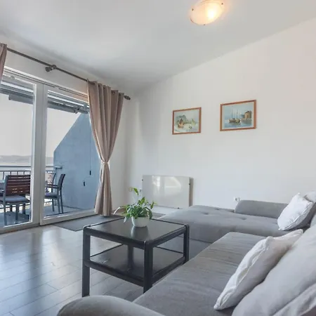 Πανσιόν Rajna 4*